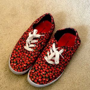 Strawberry canvas sneaker